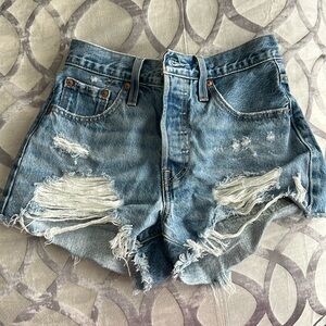 EUC Levi’s 501 Cut Off Shorts Size 25